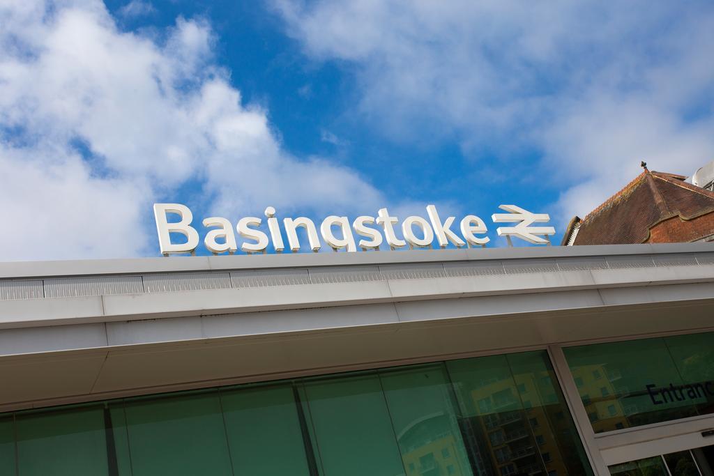St Raphael House, City Centre Charming Apartments Basingstoke Eksteriør bilde